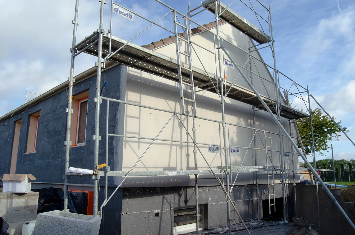 Maison rénovée avec aides locales à l’isolation thermique dans la Drôme.