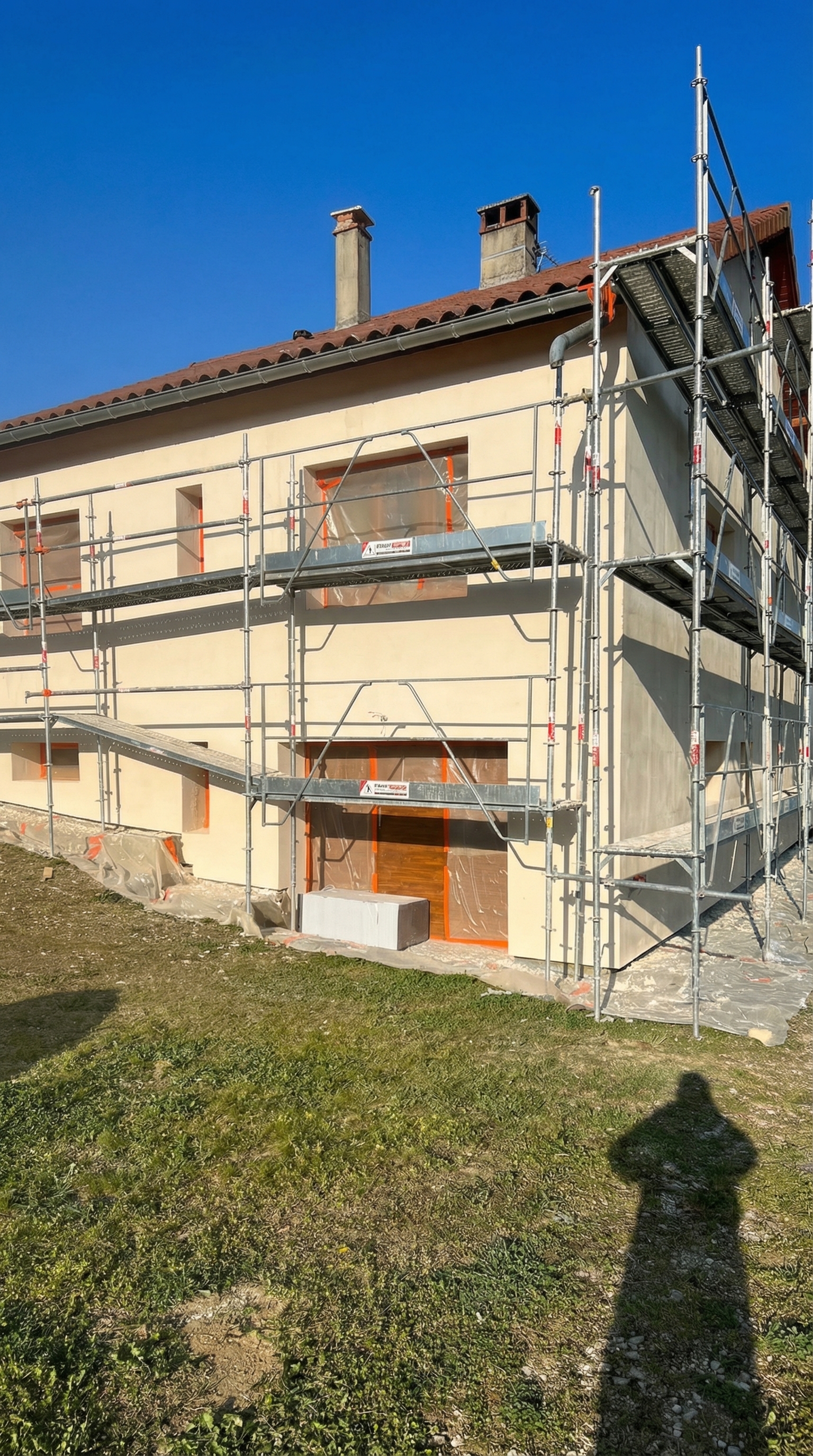 Maison en cours d'isolation thermique par l'extérieur à Beausemblant sous échafaudage par DLS Facade.
