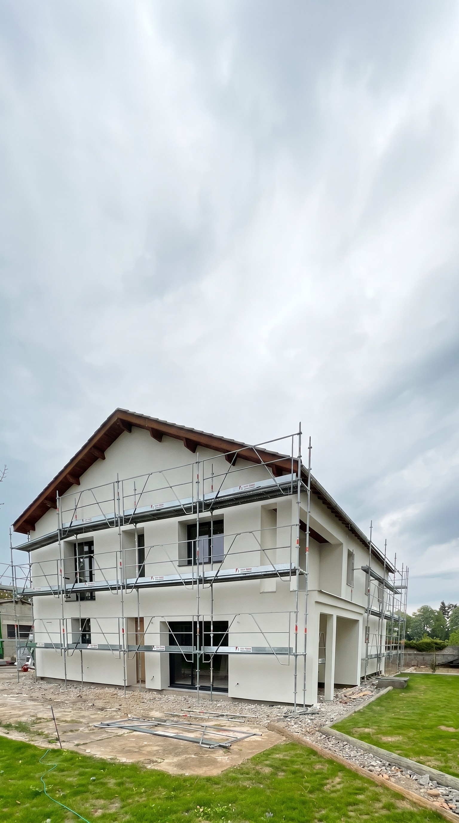 Chantier d'isolation thermique par l'extérieur à Beauvallon par DLS Facade sur maison avec échafaudage.