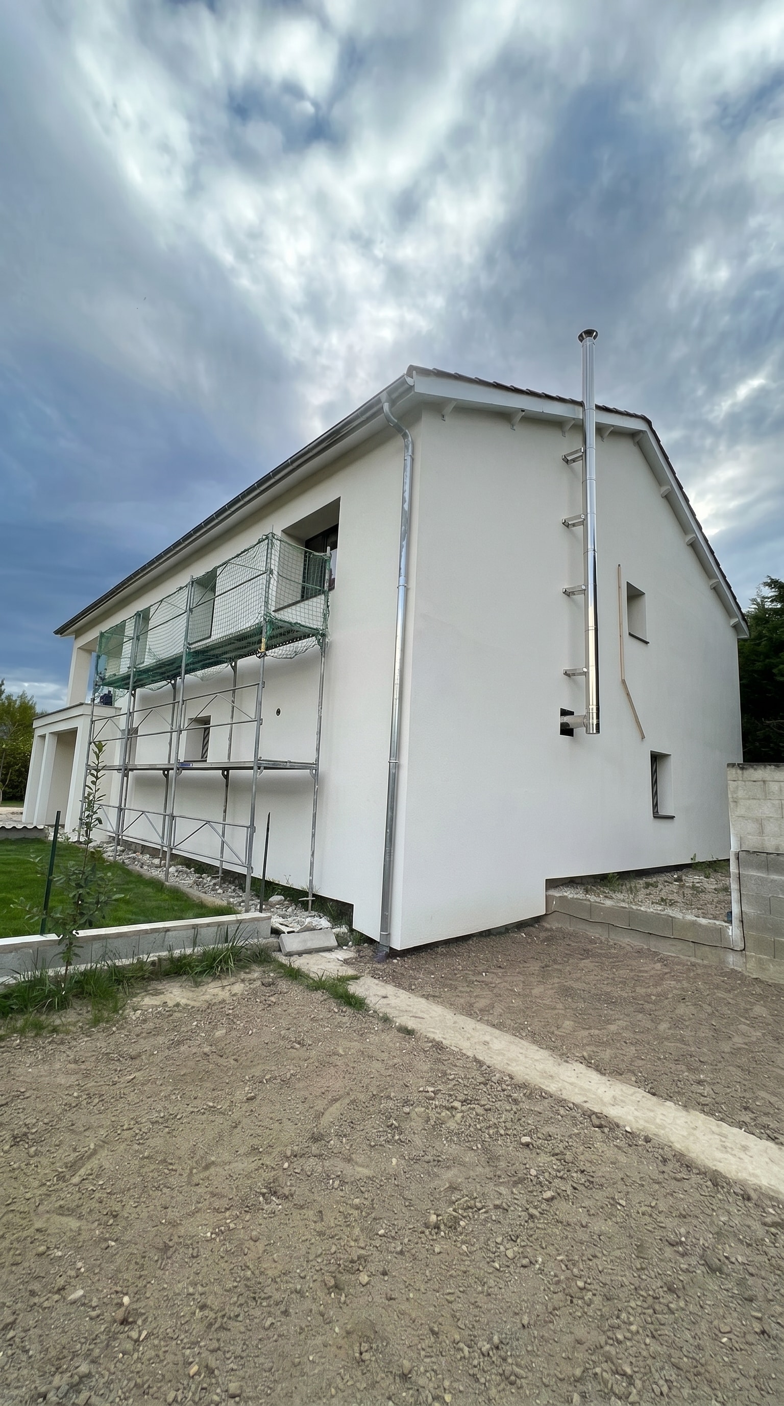 Chantier d'isolation thermique par l'extérieur à Beauvallon par DLS Facade : maison blanche avec échafaudage.