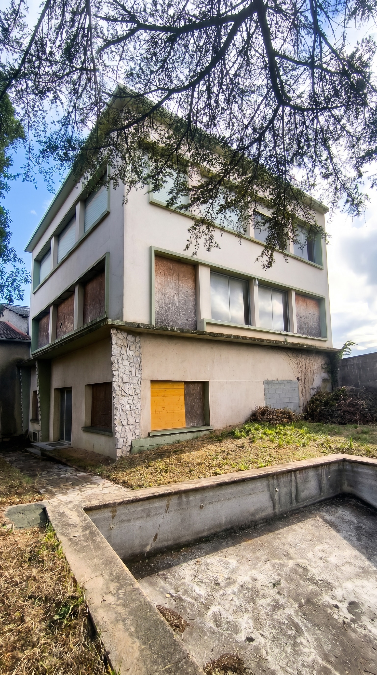 Maison à rénover avec piscine avant isolation thermique par l'extérieur à Portes-lès-Valence par DLS Facade.