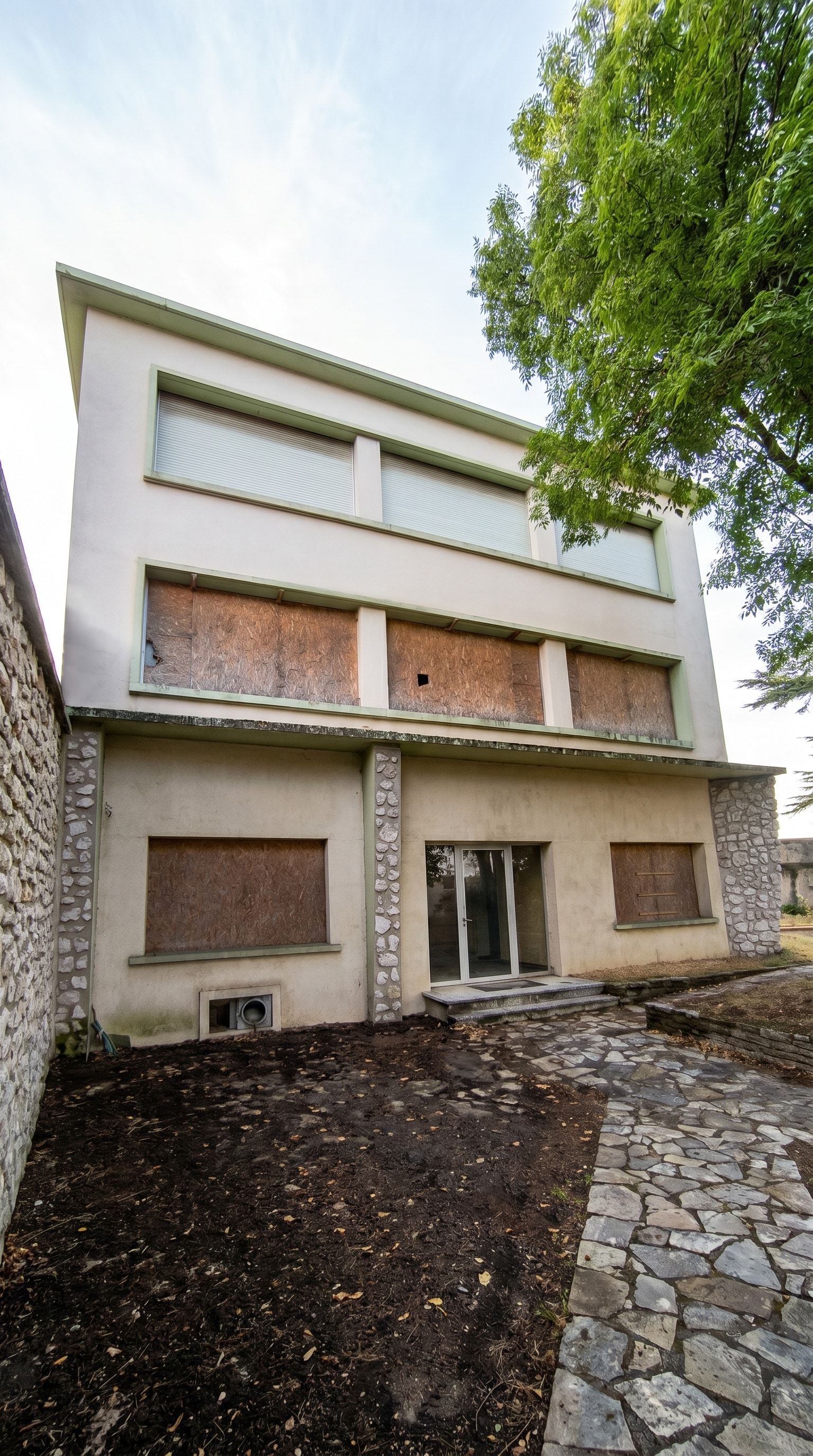 Bâtiment aux fenêtres condamnées avant isolation thermique par l'extérieur à Portes-lès-Valence par DLS Facade.