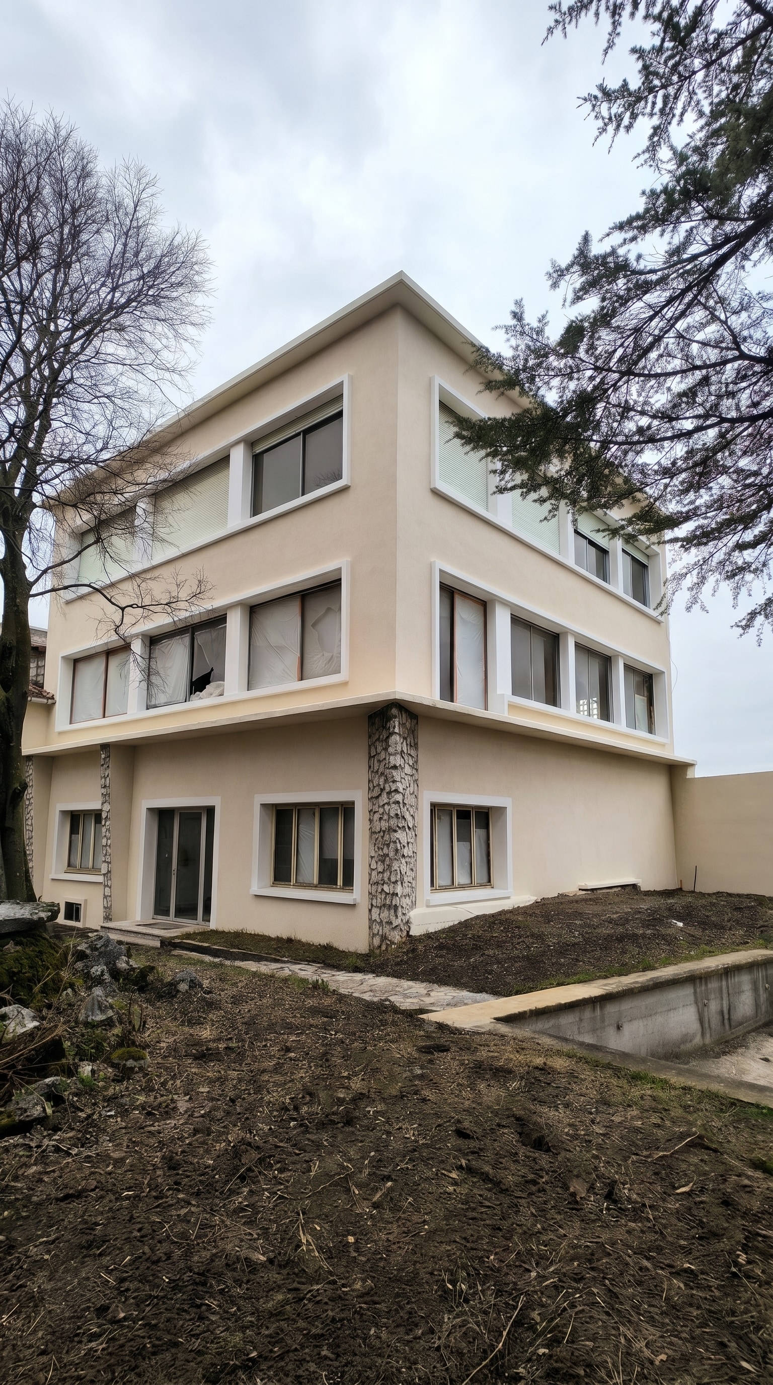 Façade beige et cadres blancs en isolation thermique par l'extérieur à Portes-lès-Valence par DLS Facade.