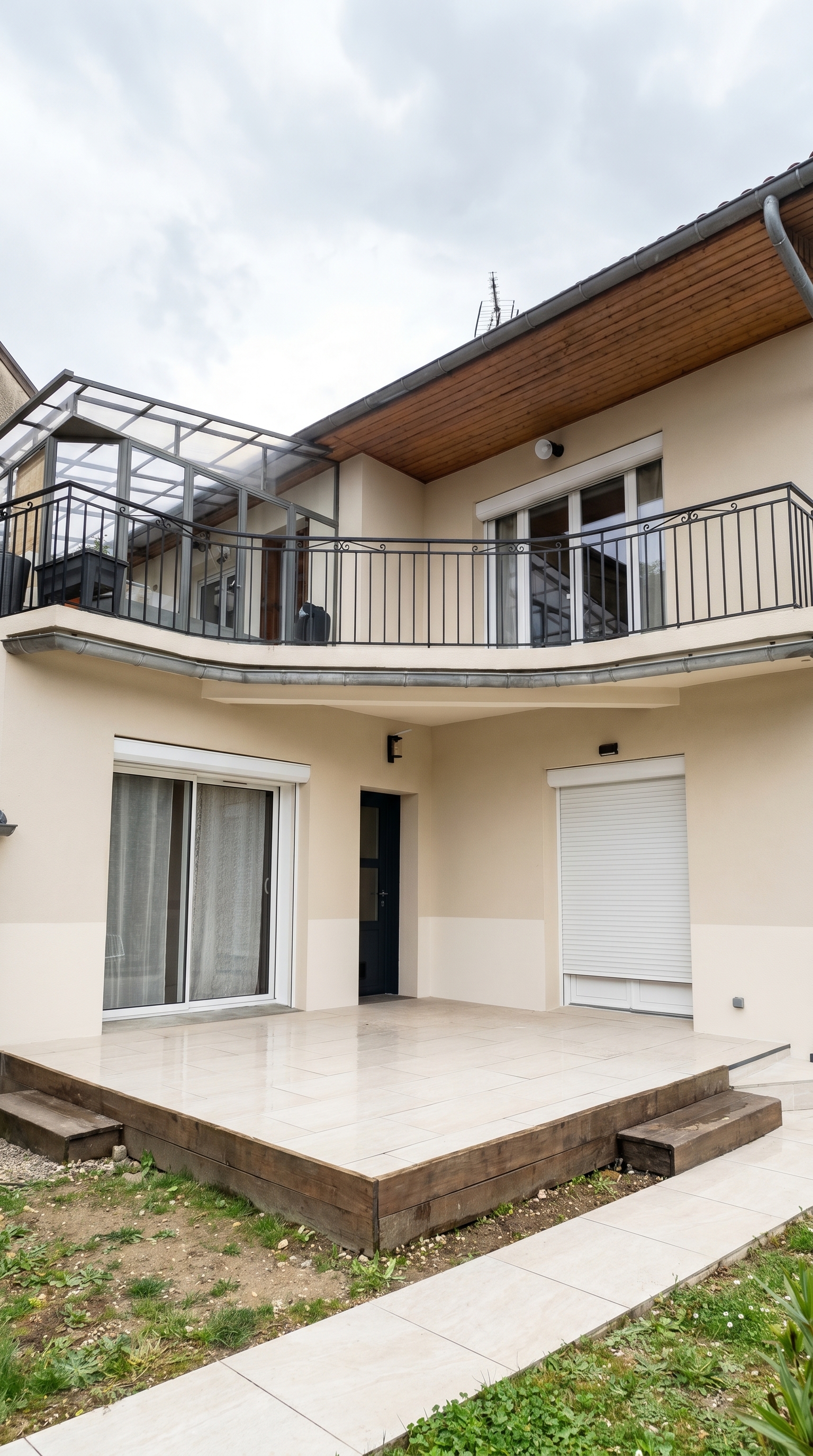 Maison à crépi beige avec isolation thermique par l'extérieur à Hauterives par DLS Facade.
