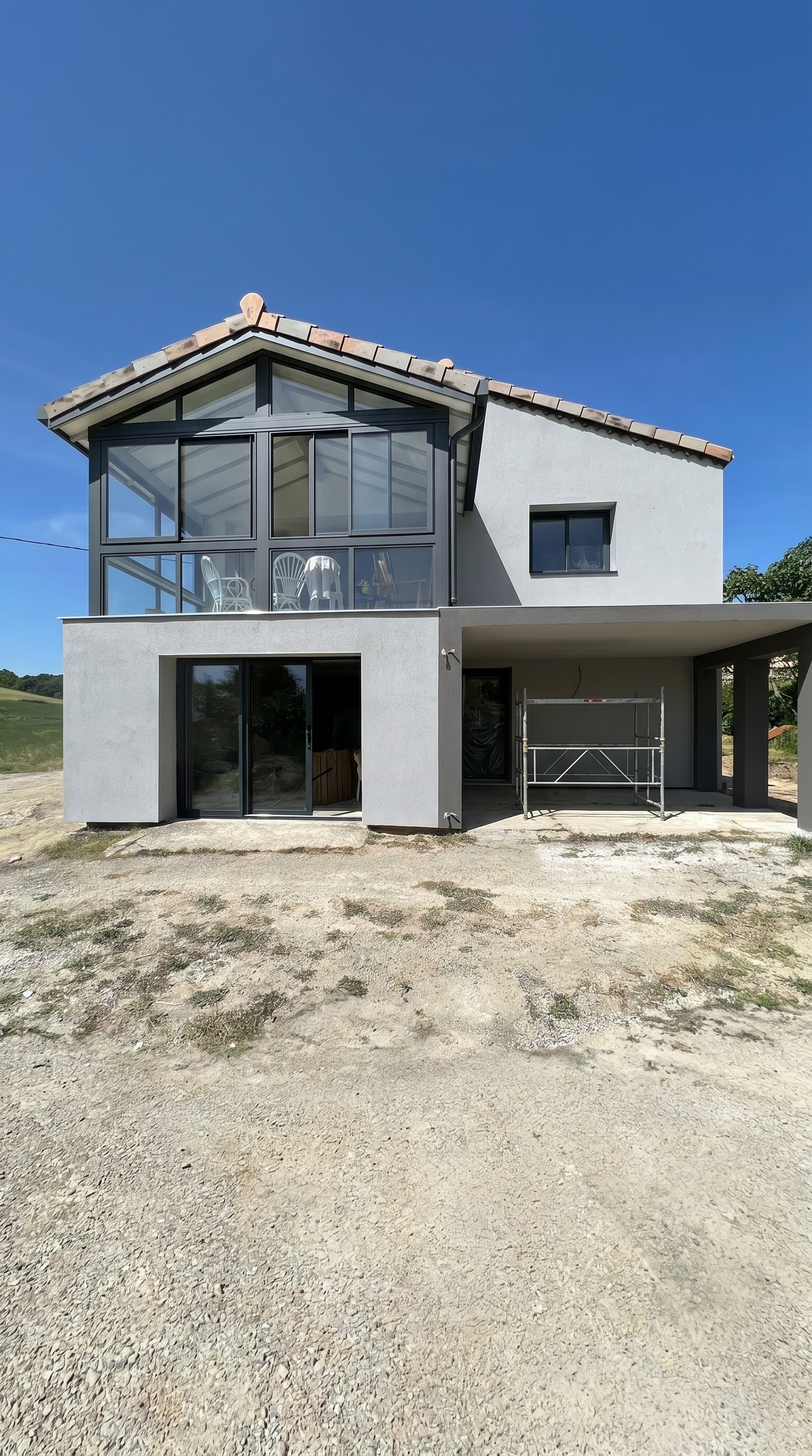 Maison moderne avec crépi gris : isolation thermique par l'extérieur à Saint-Laurent-en-Royans par DLS Facade.