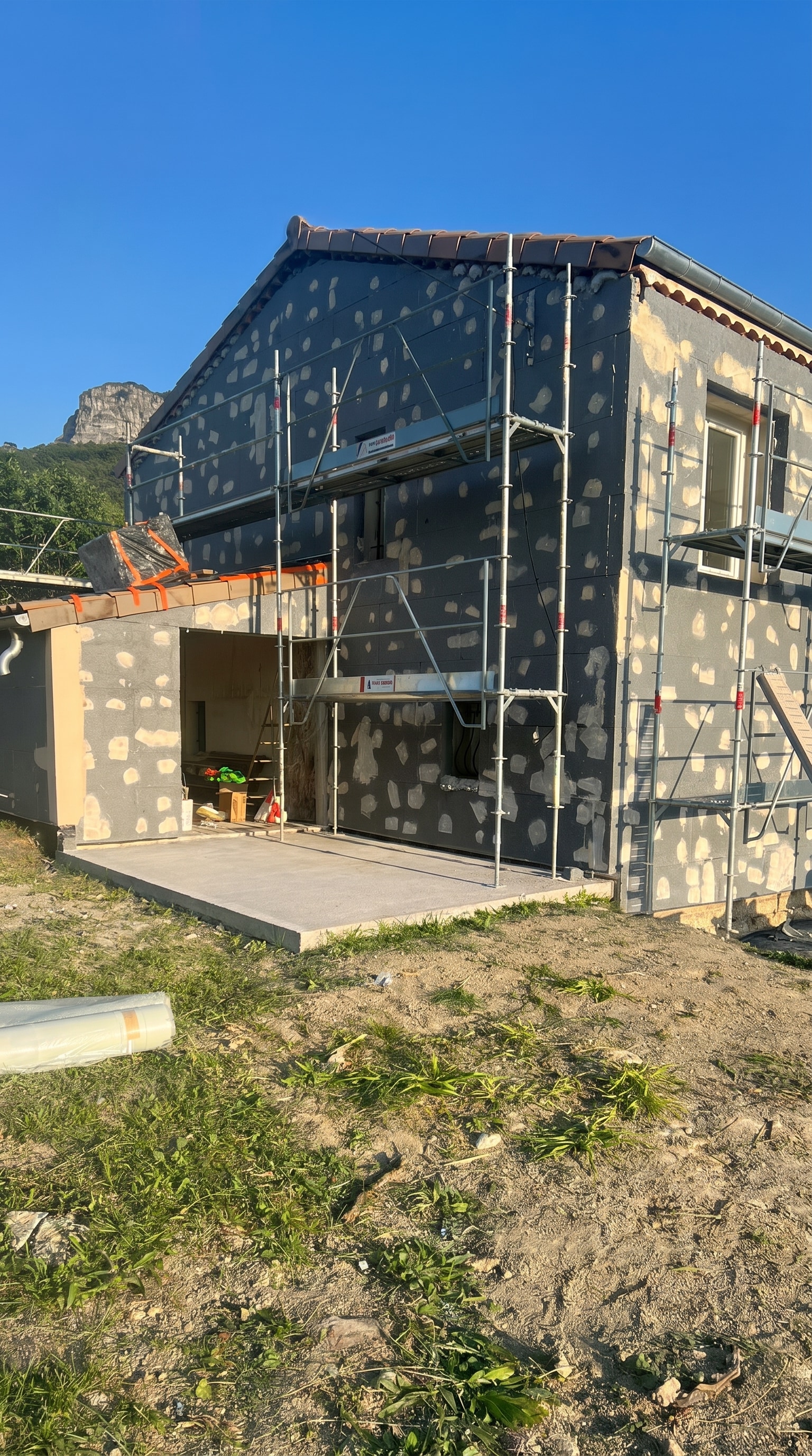 Pose de panneaux isolants gris pour isolation thermique par l'extérieur à Saint-Laurent-en-Royans par DLS Facade.