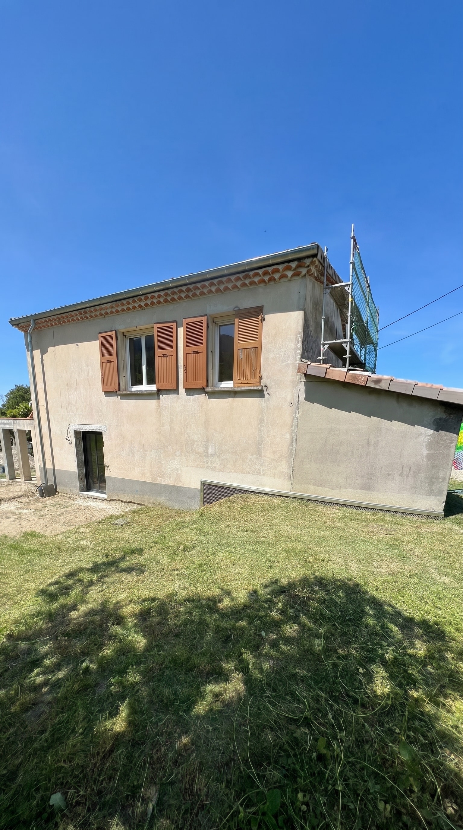 Chantier d'isolation thermique par l'extérieur à Châteauneuf-de-Galaure avec échafaudage par DLS Facade.
