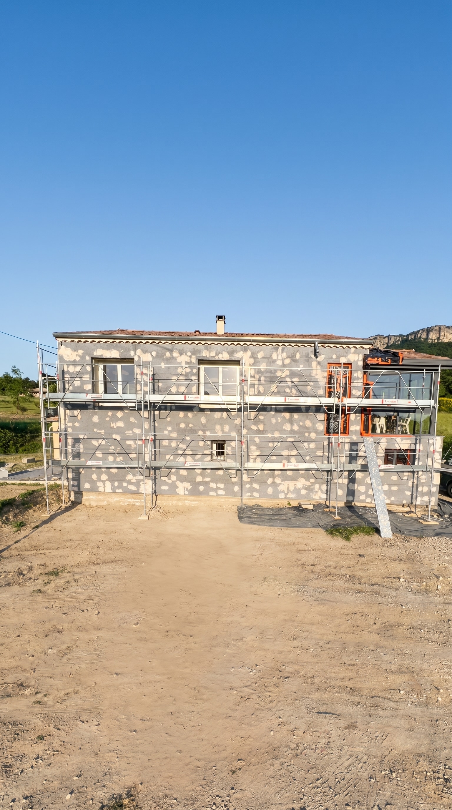 Chantier d'isolation thermique par l'extérieur à Valherbasse avec échafaudage par DLS Facade.