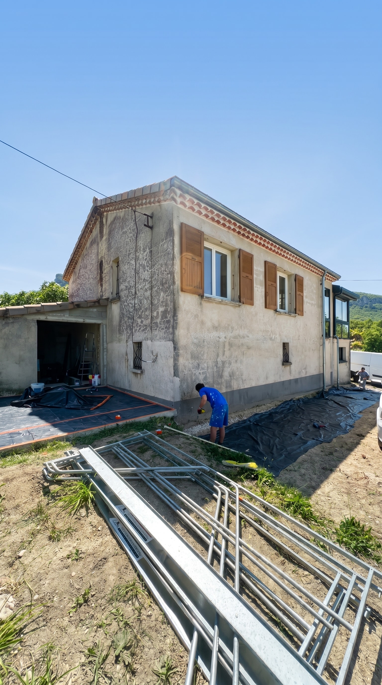 Chantier DLS Facade : isolation thermique par l'extérieur à Montvendre sur une maison ancienne avec volets bois.