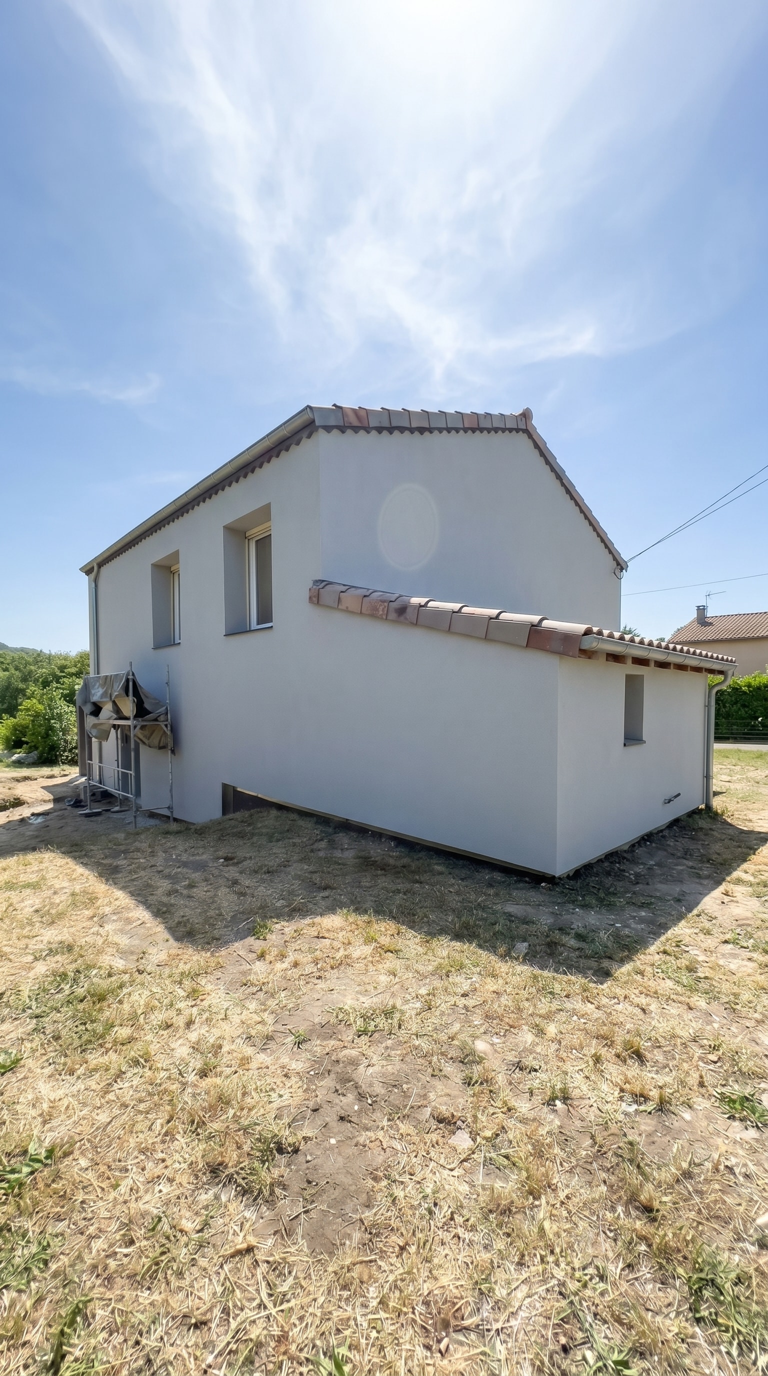 Maison avec isolation thermique par l'extérieur à Montélier par DLS Facade, enduit gris clair.