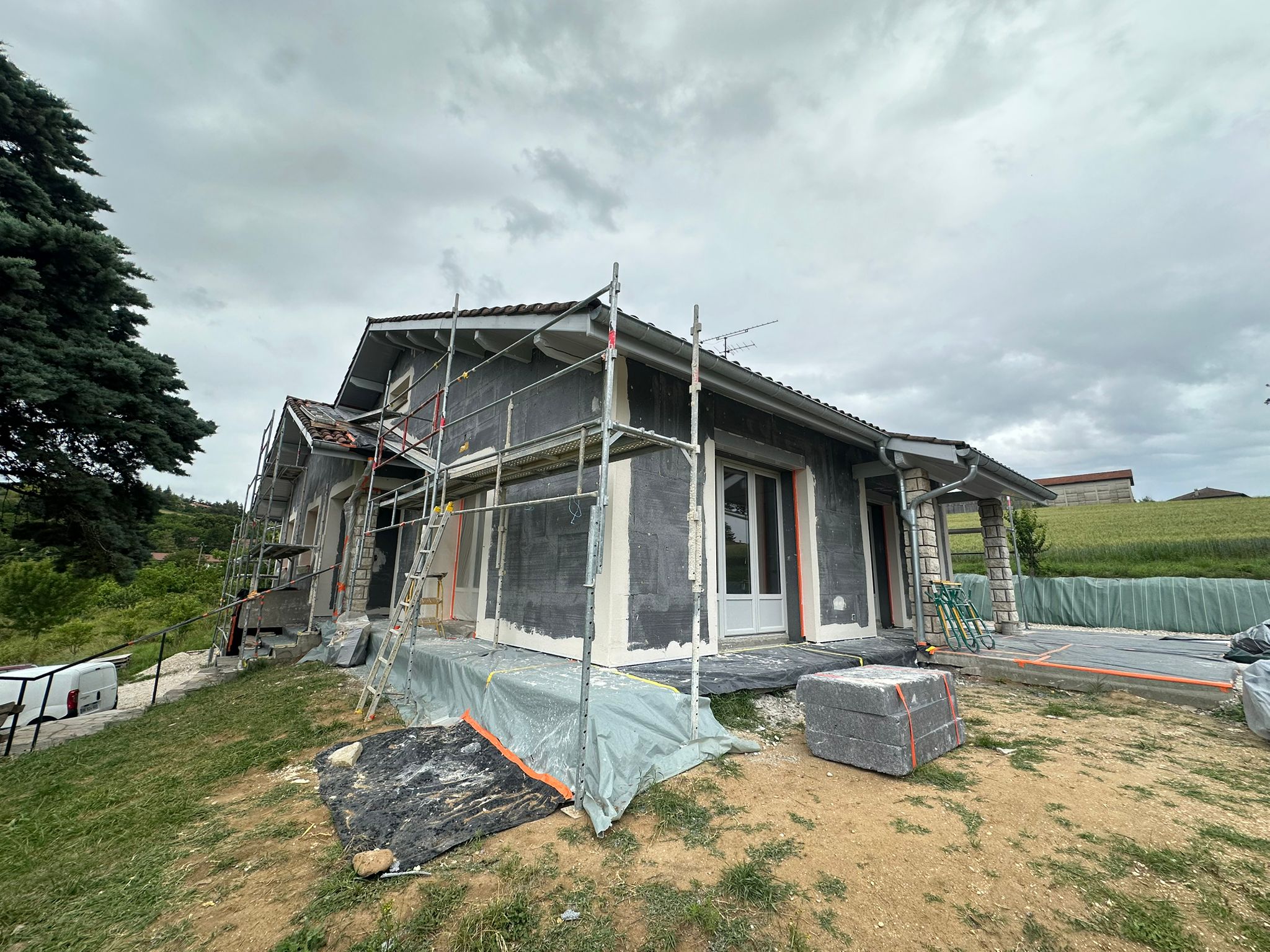 Pose d'isolant gris sur maison pour une isolation thermique par l'extérieur à Barbières par DLS Facade.