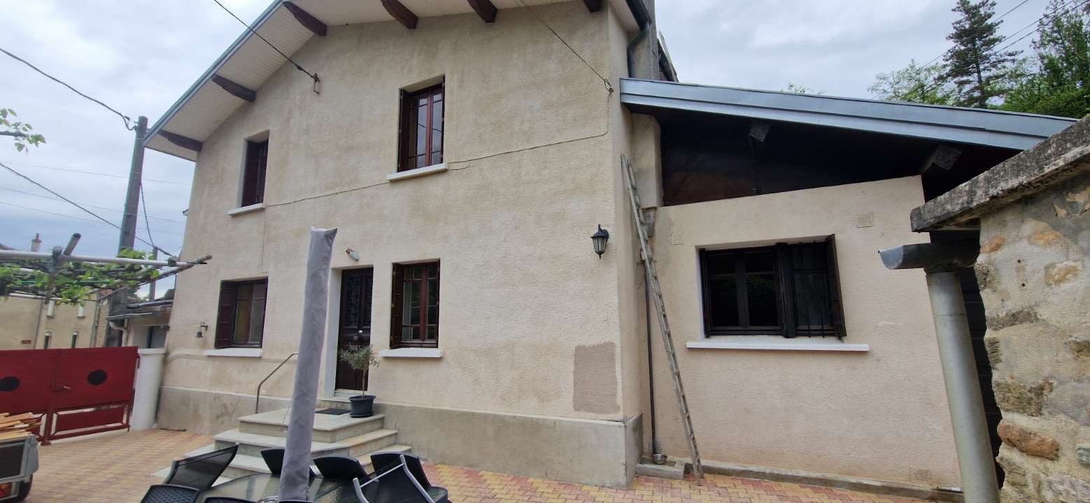 Façade beige avec isolation thermique par l'extérieur à Beaumont-Monteux réalisée par DLS Facade.