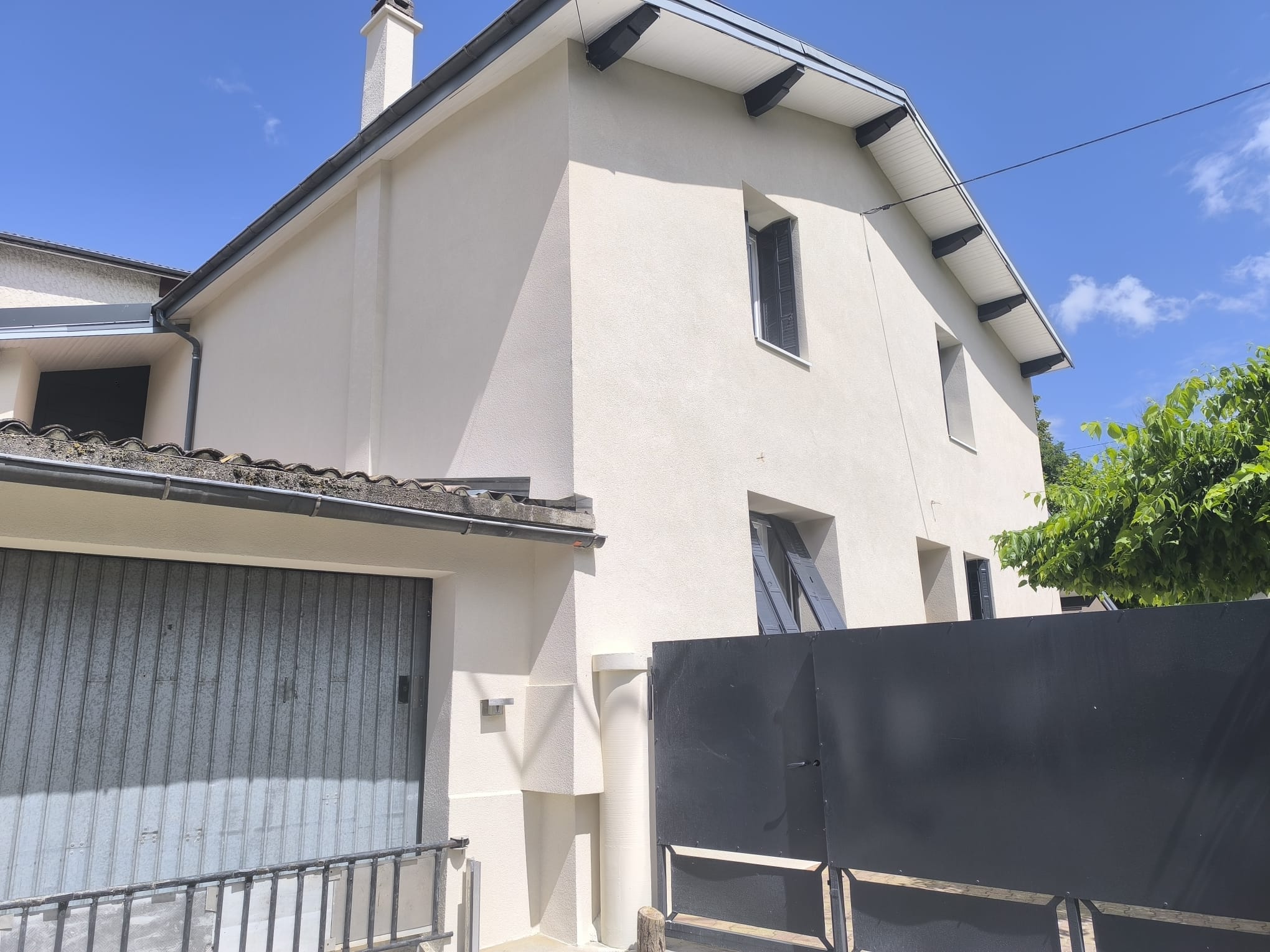 Maison au crépi clair après isolation thermique par l'extérieur à Beaumont-Monteux réalisée par DLS Facade.