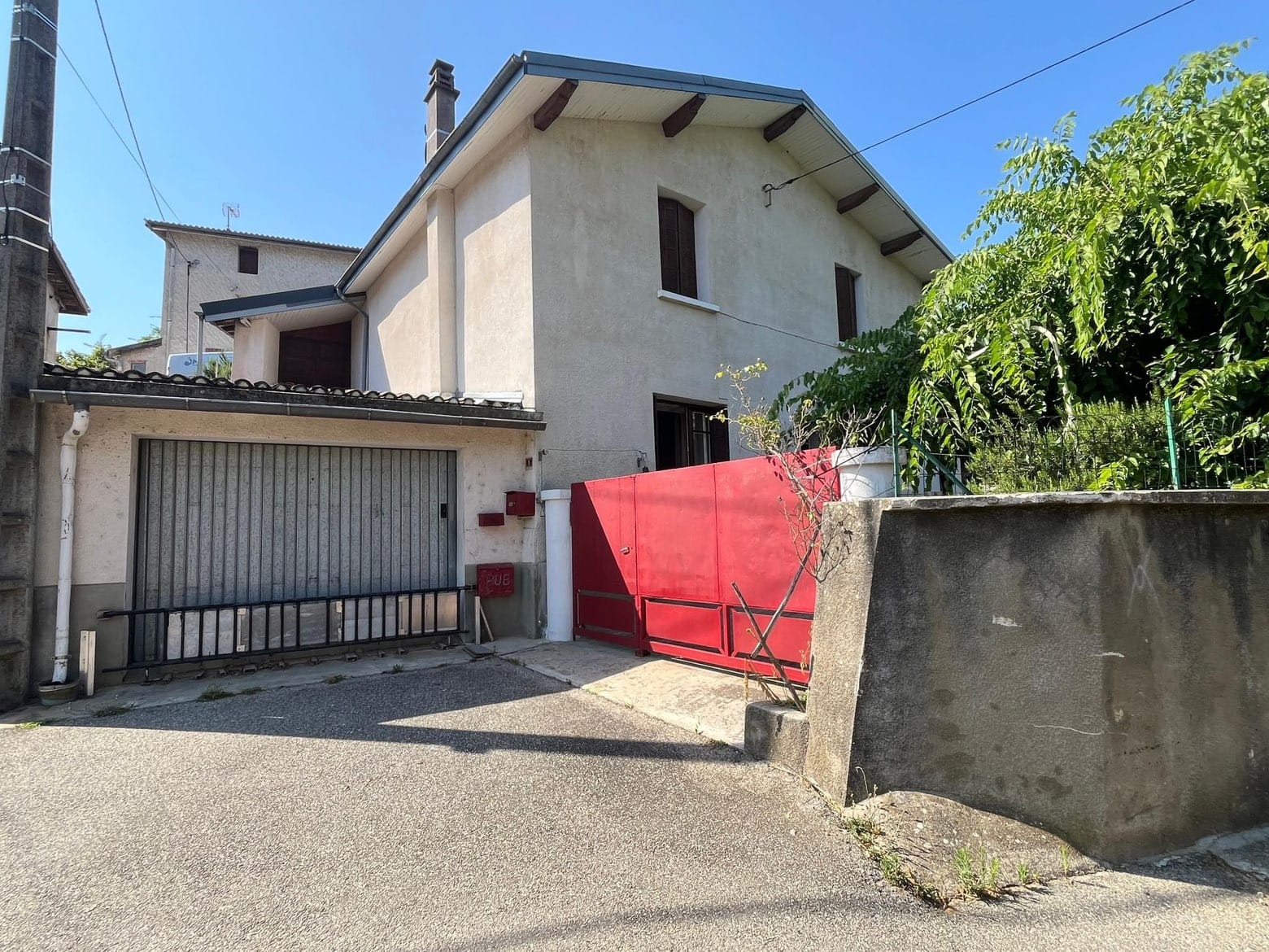 Maison beige au portail rouge, isolation thermique par l'extérieur à Châtillon-Saint-Jean par DLS Facade.