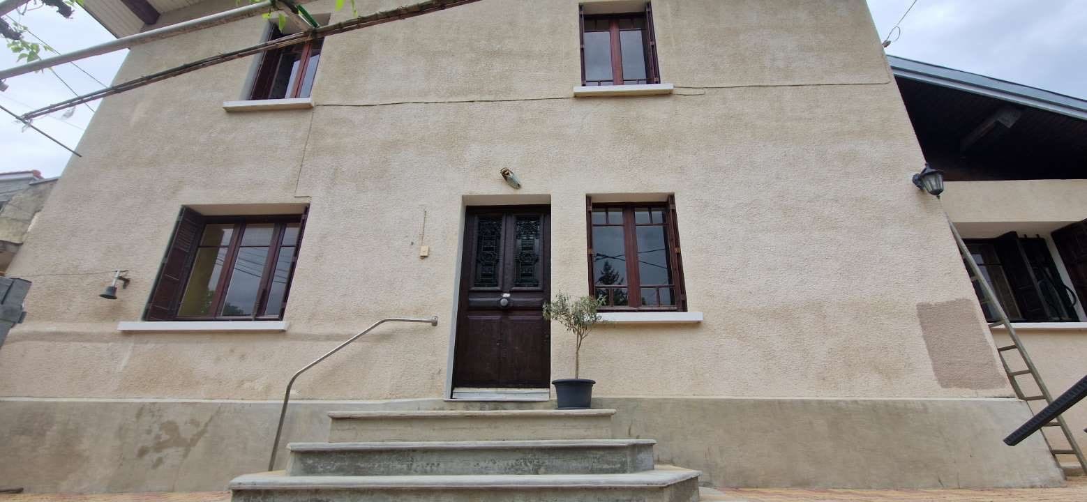Façade en crépi beige après une isolation thermique par l'extérieur à Montélier réalisée par DLS Facade.