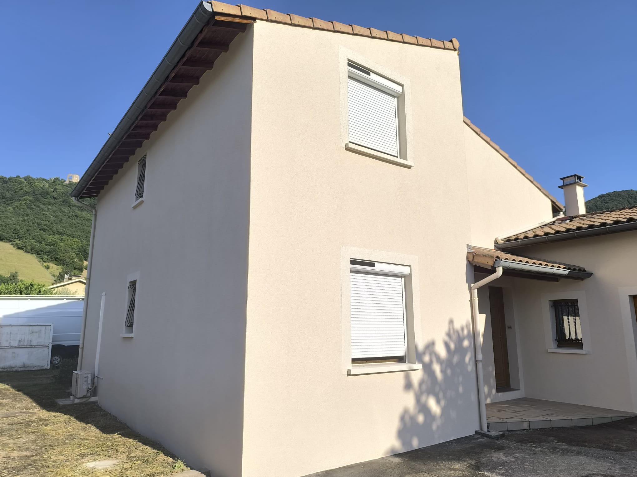 Maison beige rénovée en isolation thermique par l'extérieur à Saint-Barthélemy-de-Vals par DLS Facade.