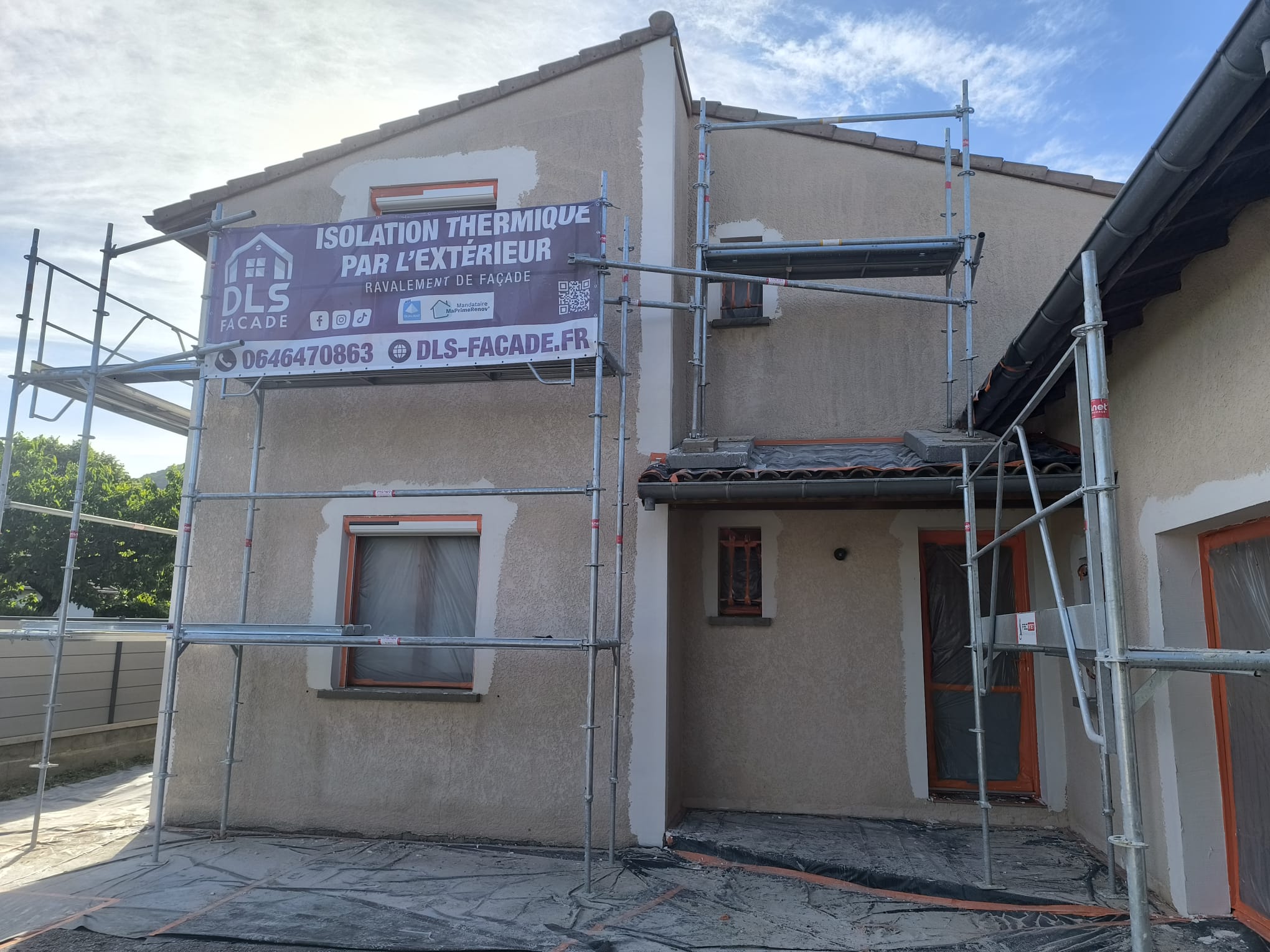 Chantier d'isolation thermique par l'extérieur à Saint-Barthélemy-de-Vals sous échafaudage par DLS Facade.
