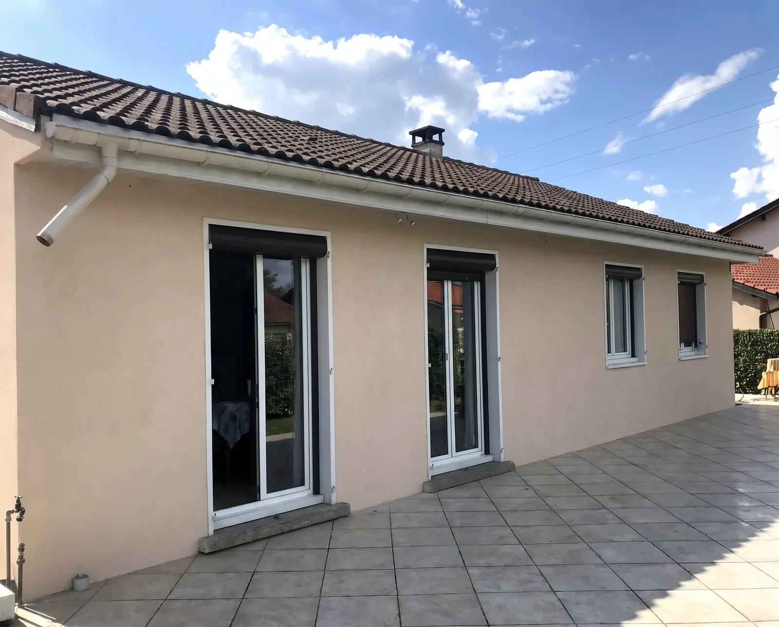 Façade beige et terrasse carrelée suite à un ravalement de façade à Montoison par DLS Facade.