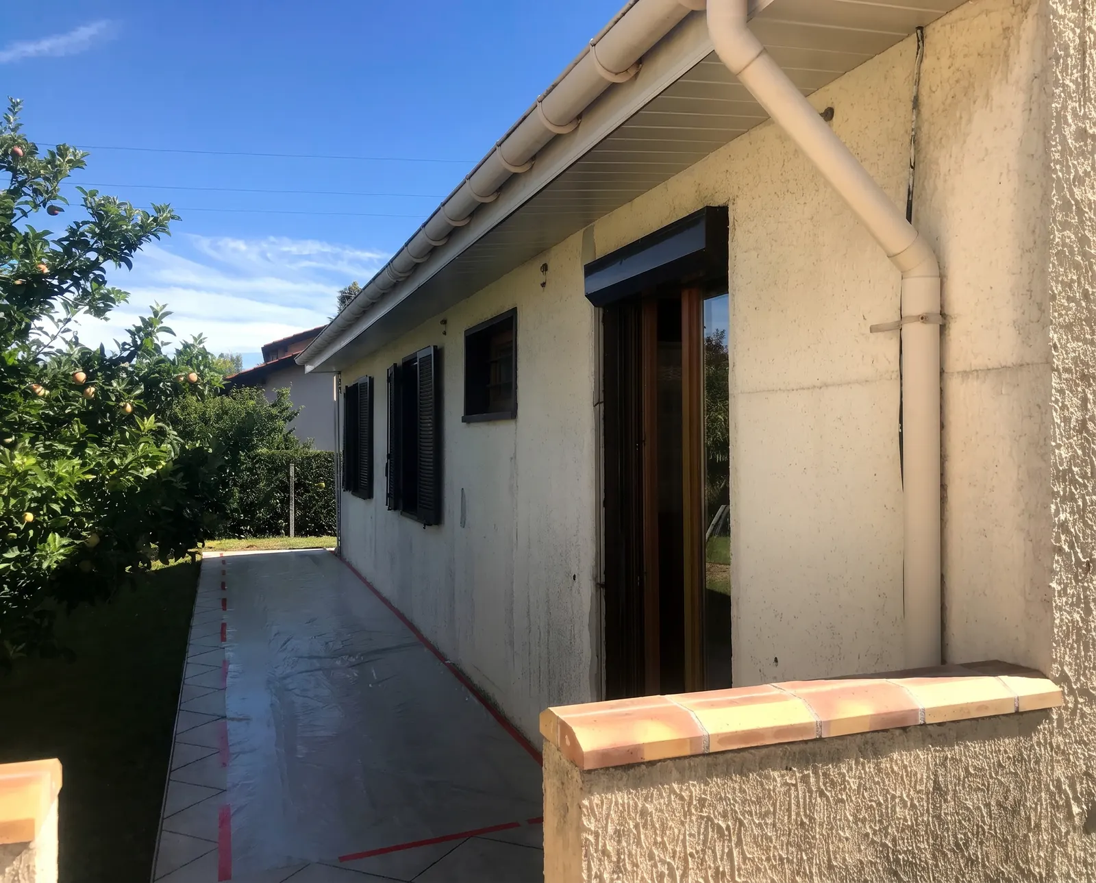 Ravalement de façade à Allex par DLS Facade : protection des sols avant travaux sur une maison individuelle.