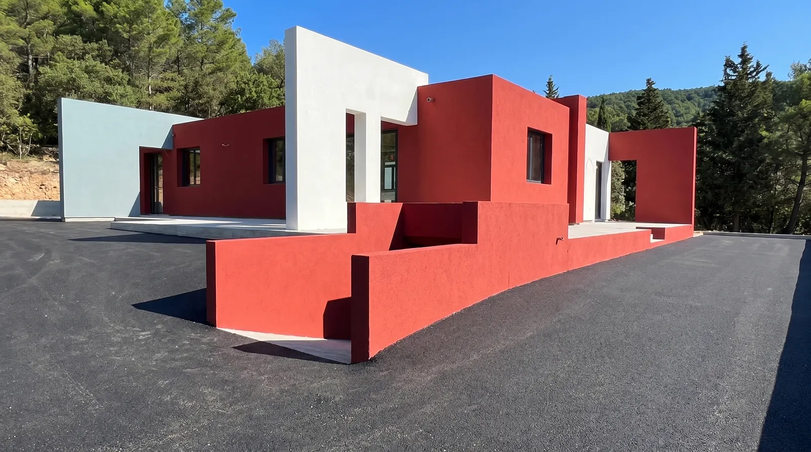 Ravalement de façade à Eurre par DLS Facade sur une maison moderne aux murs rouge et blanc.
