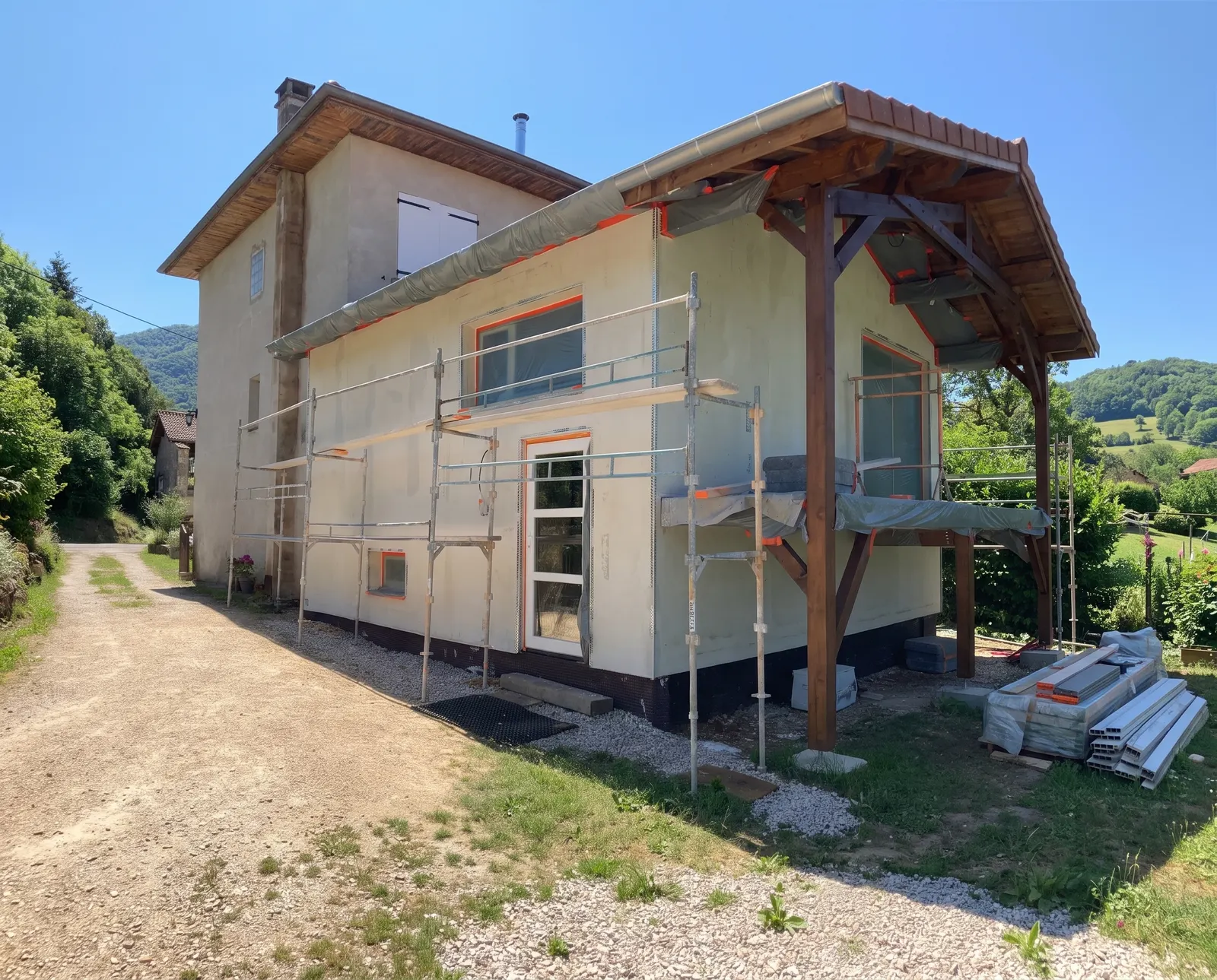 Maison en cours de ravalement de façade à Allex par DLS Facade avec échafaudages et structure bois.