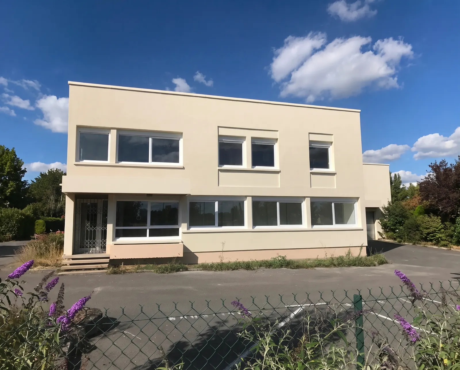 Bâtiment moderne beige après un ravalement de façade à Beaumont-lès-Valence réalisé par DLS Facade.
