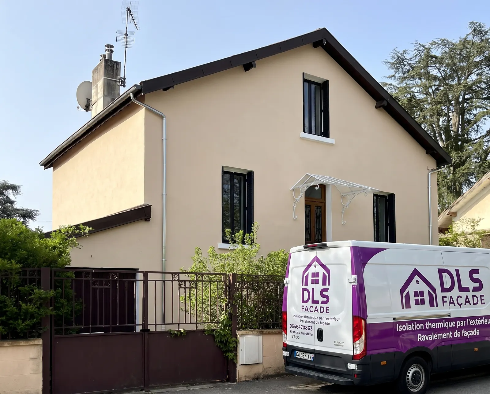 Ravalement de façade à Upie par DLS Facade sur une maison beige avec volets noirs et fourgon garé.