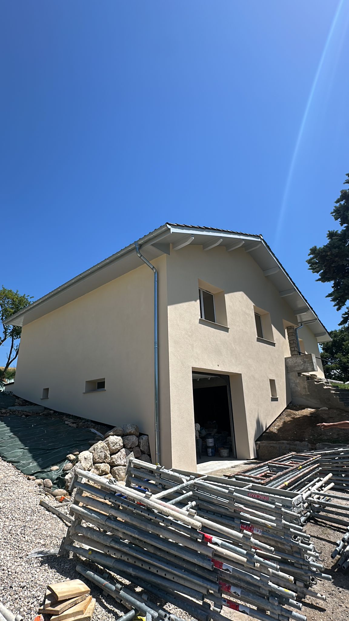 Maison au crépi beige après isolation thermique par l'extérieur à Saint-Vallier par DLS Facade.