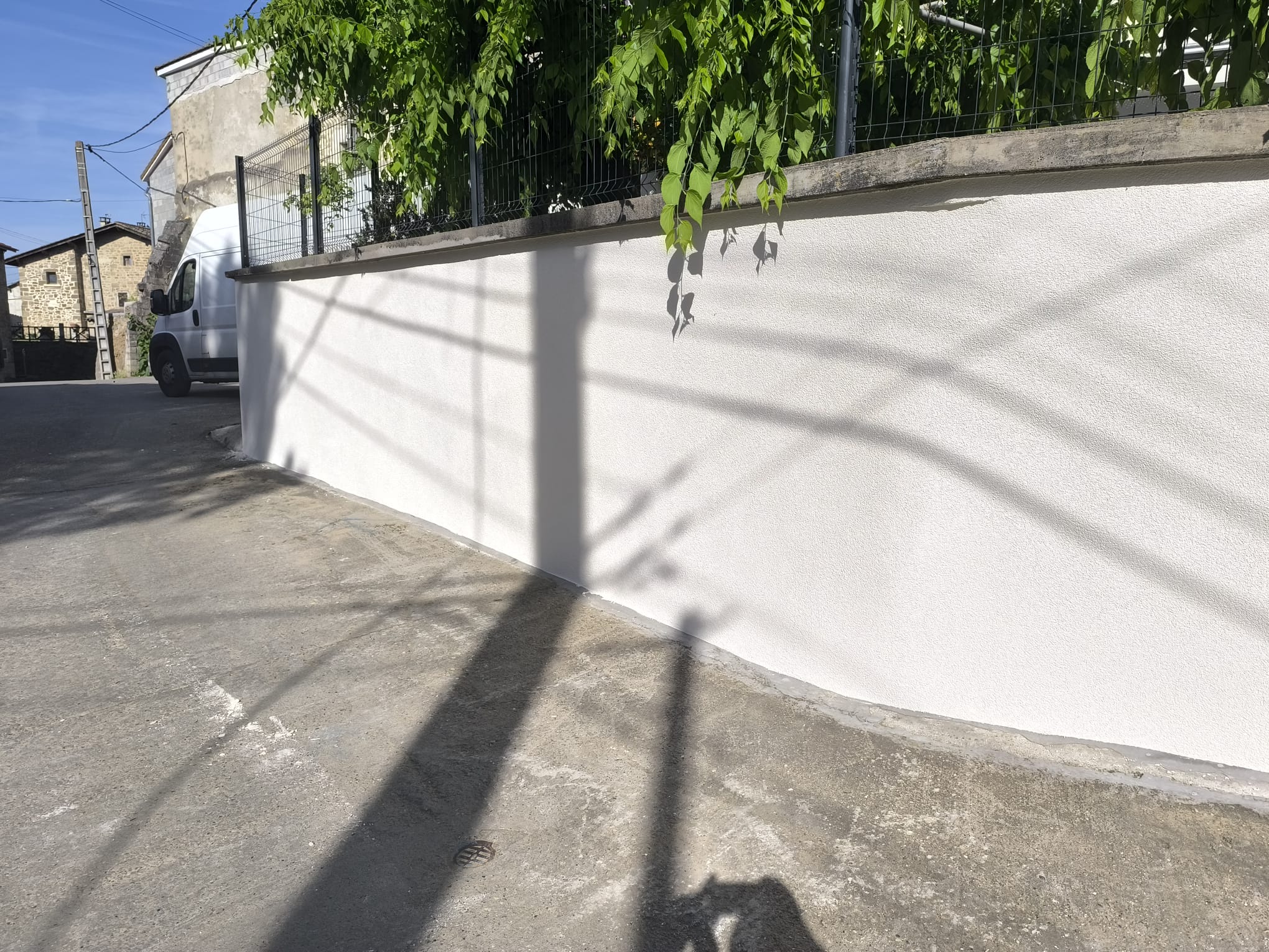Muret blanc rénové via une isolation thermique par l'extérieur à Beausemblant par DLS Facade.
