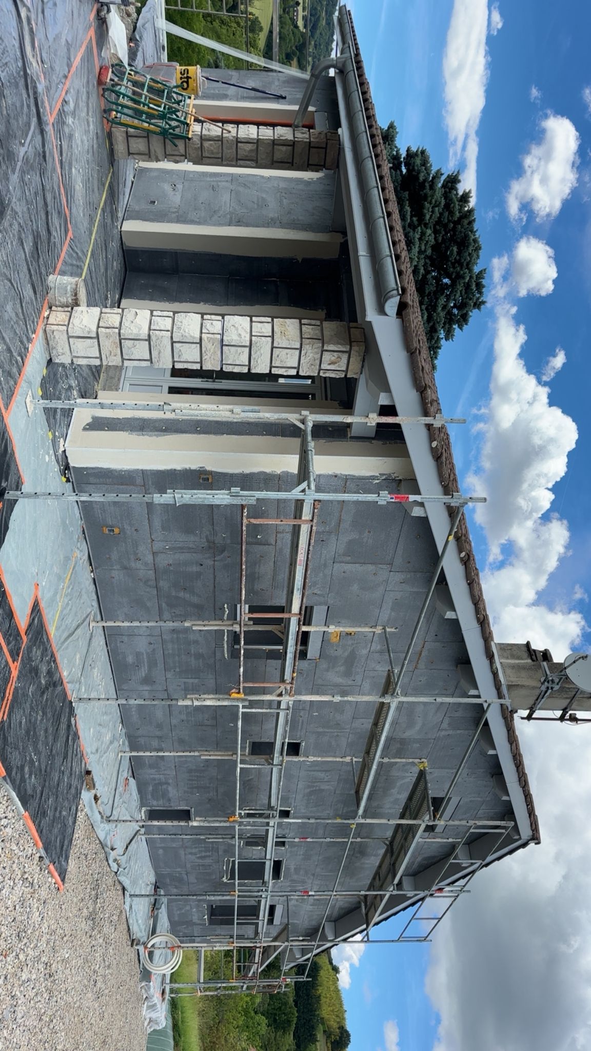 Chantier d'isolation thermique par l'extérieur à Saint-Jean-en-Royans sur panneaux gris par DLS Facade.