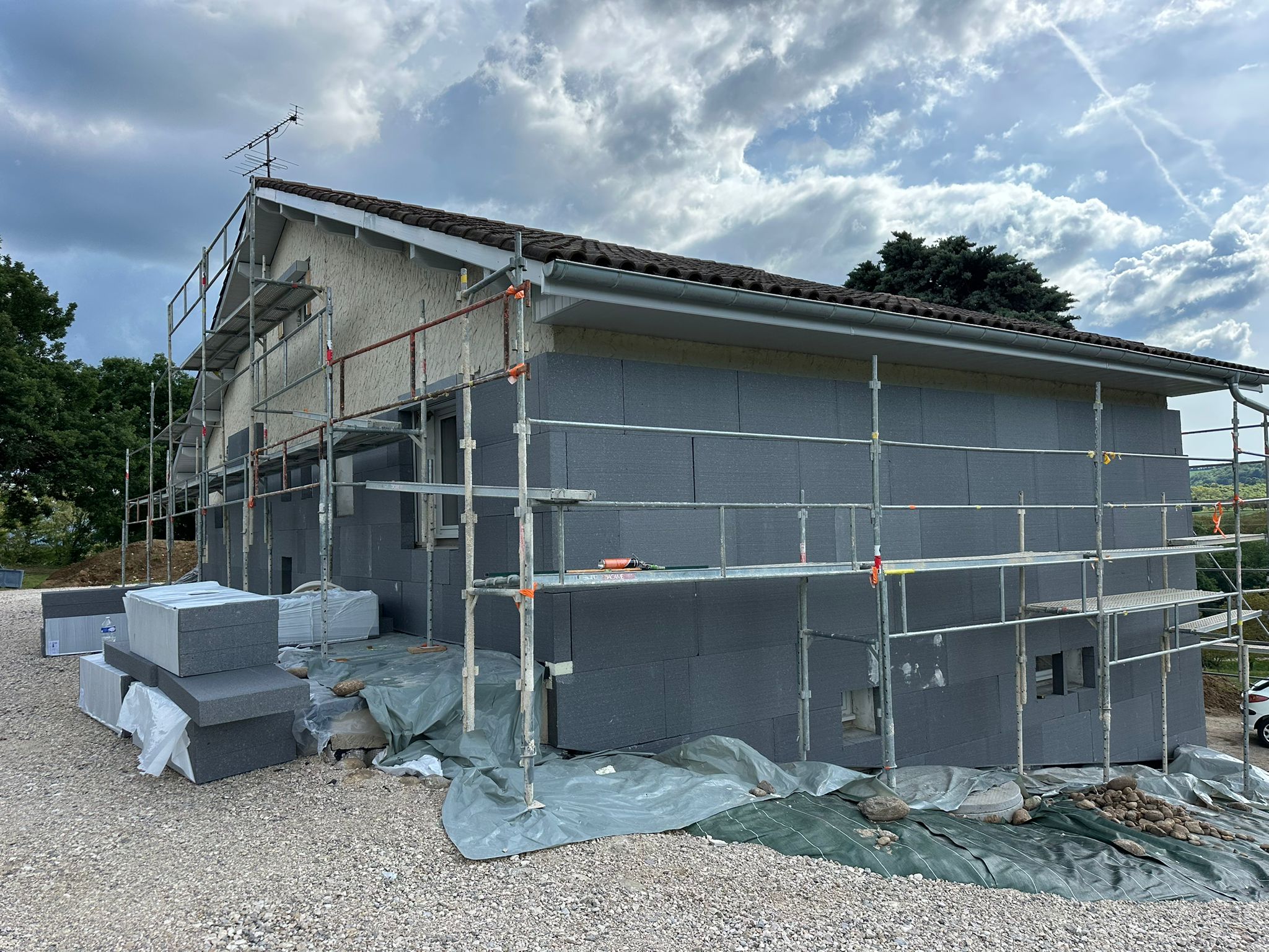 Chantier de pose d'isolant gris, isolation thermique par l'extérieur à Saint-Jean-en-Royans par DLS Facade.