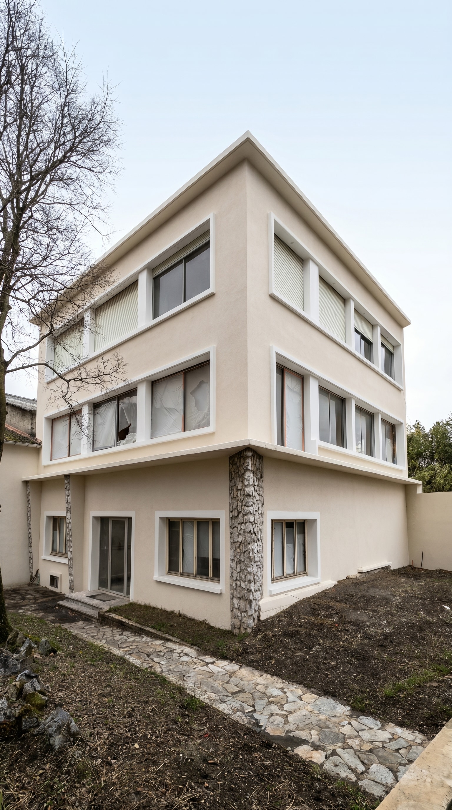 Façade beige rénovée via isolation thermique par l'extérieur à Beaumont-lès-Valence par DLS Facade.