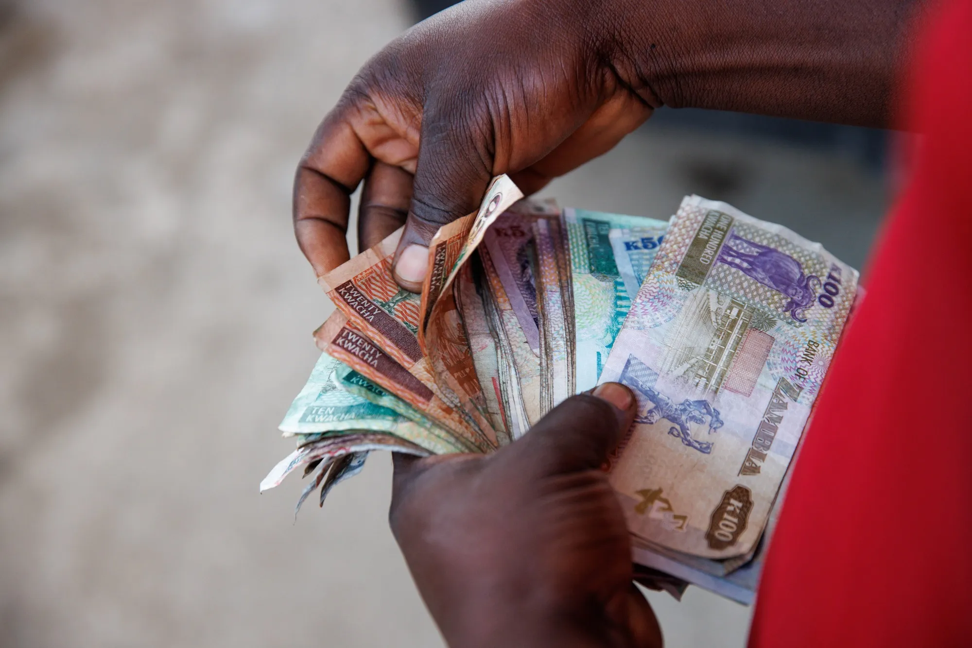 Le cedi ghanéen et le kwacha zambien sous pression face au dollar