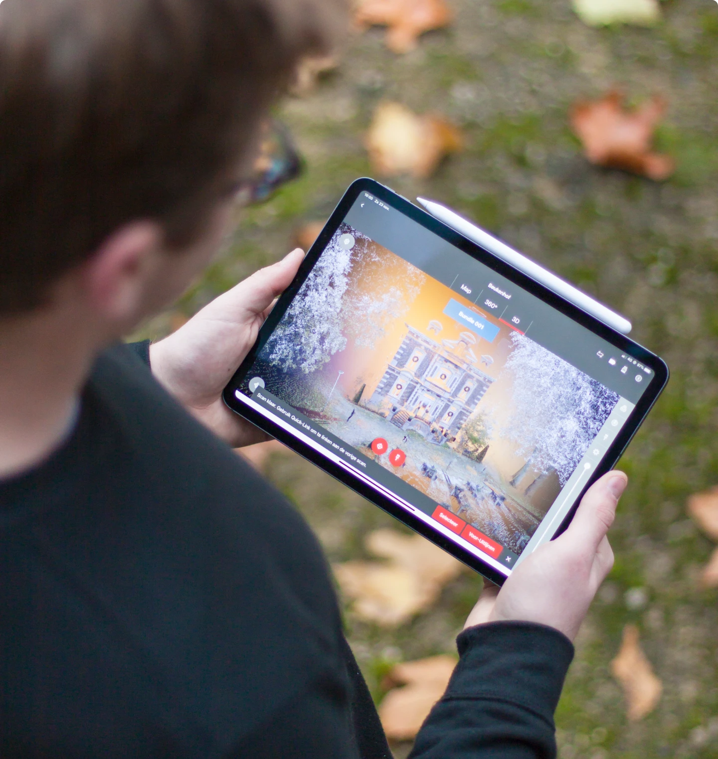 een persoon die een tablet vasthoudt
