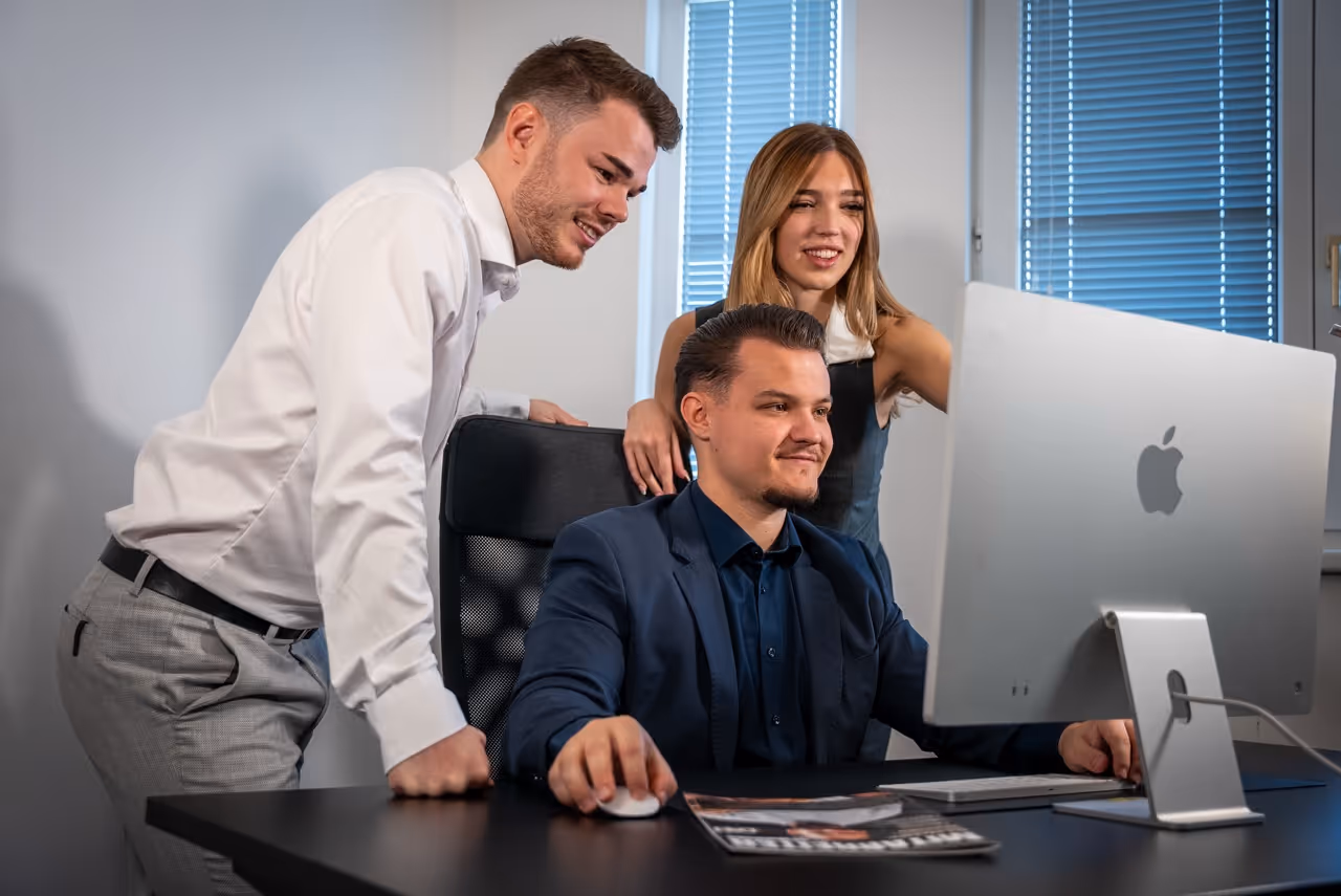DAH Team am Schreibtisch 