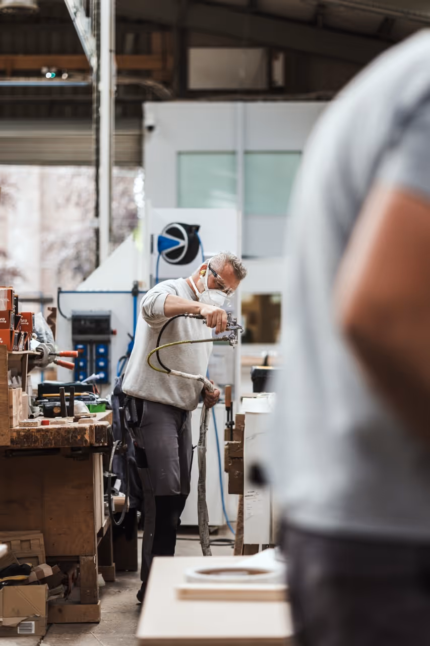 Vue de l’atelier de menuiserie Galli Agencement en Normandie – fabrication sur mesure