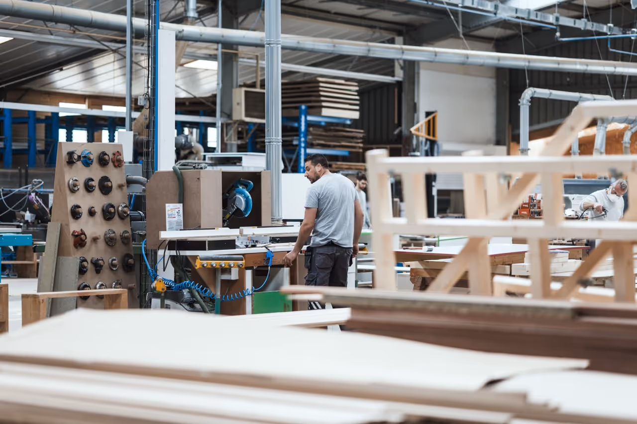 Vue de l’atelier de menuiserie Galli Agencement en Normandie – fabrication sur mesure