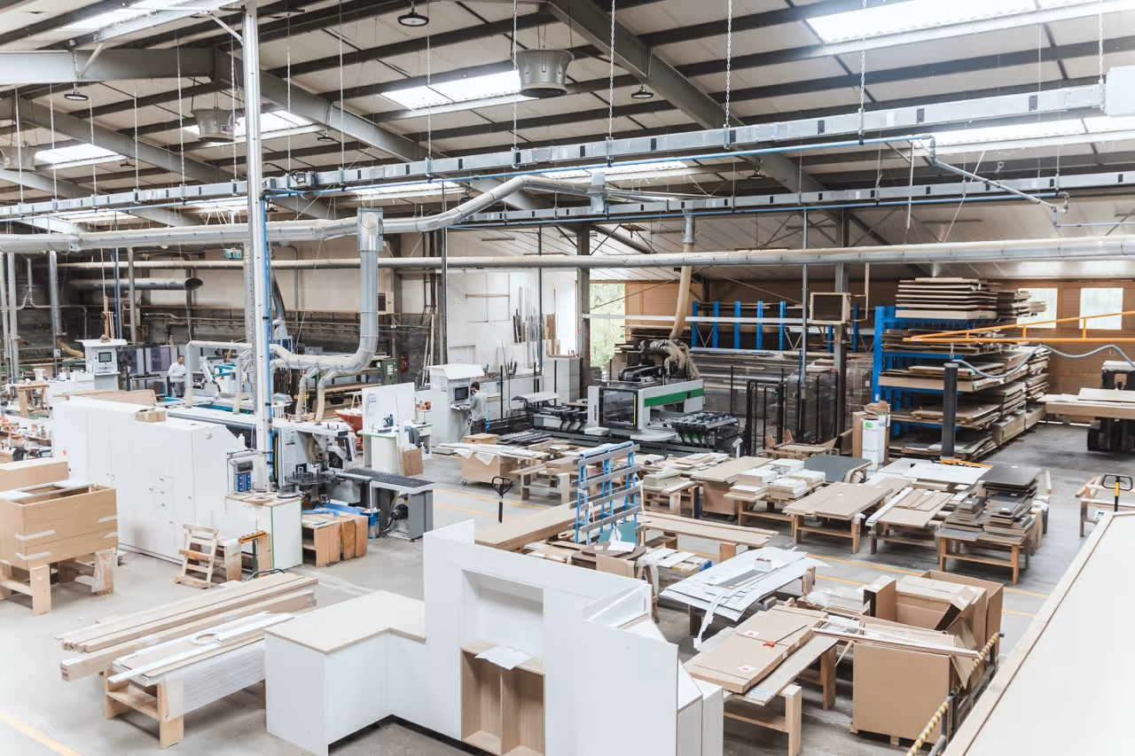 Vue de l’atelier de menuiserie Galli Agencement en Normandie – fabrication sur mesure