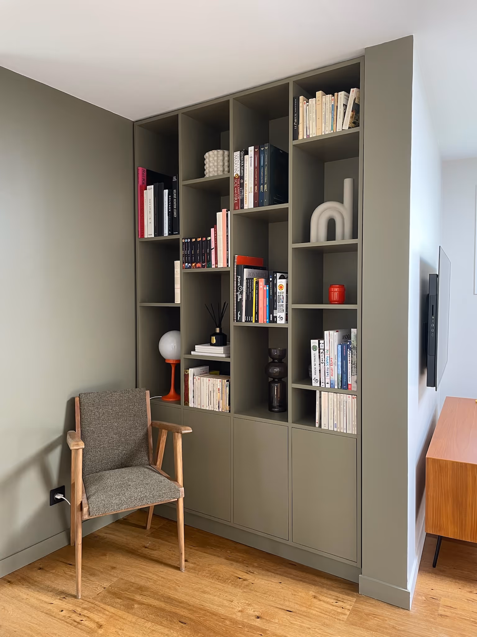 Bibliothèque sur mesure intégrée avec rangement – agencement intérieur