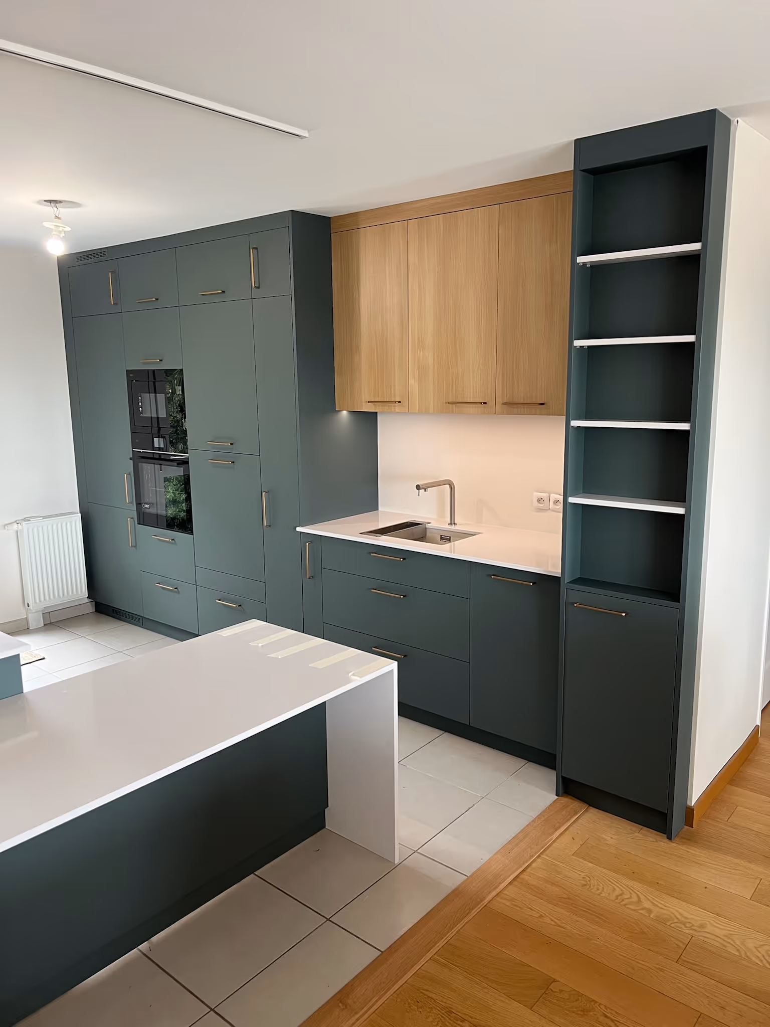 Cuisine moderne sur mesure avec rangements intégrés – Galli Agencement