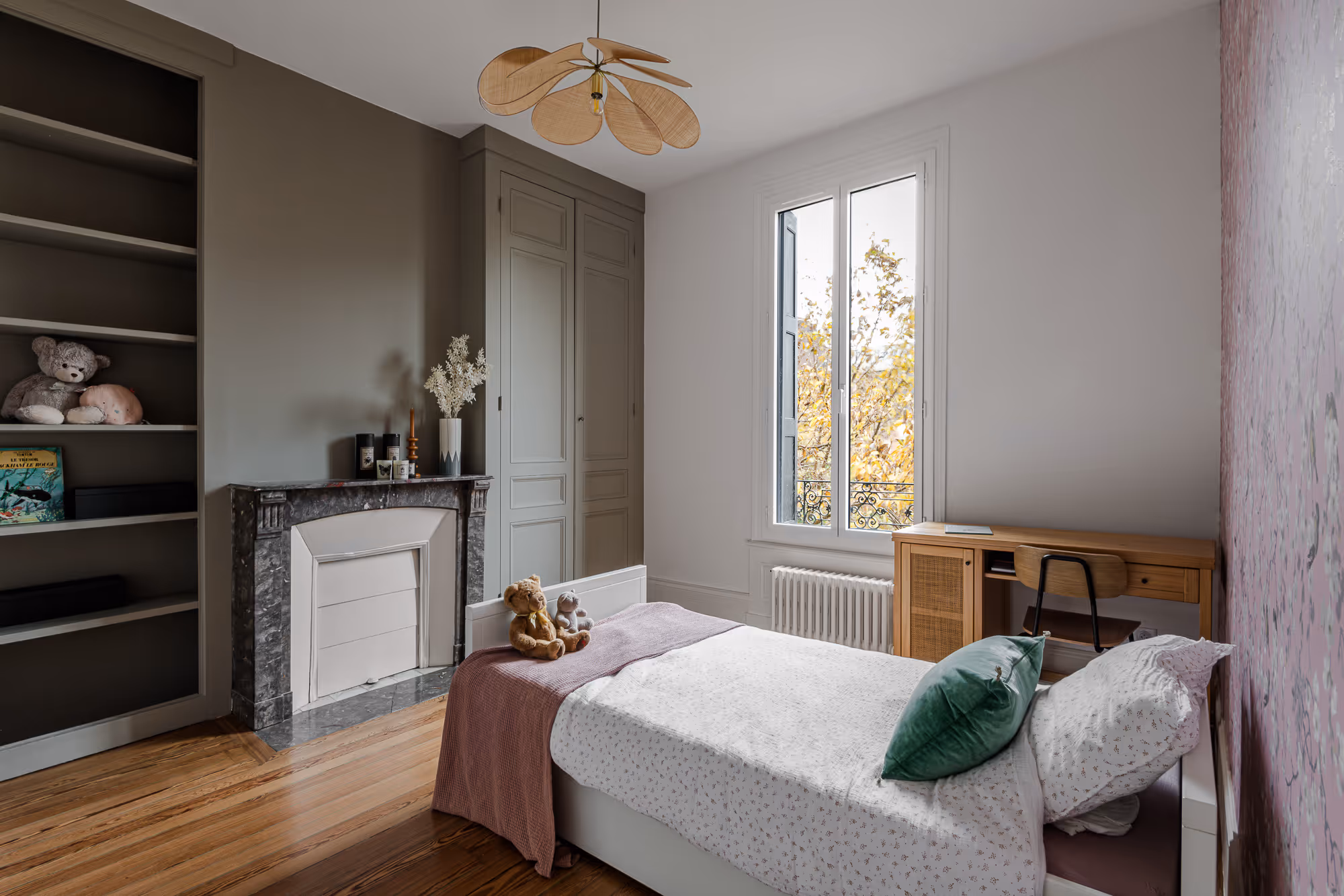 Dressing sur mesure en bois dans une chambre – agencement intérieur