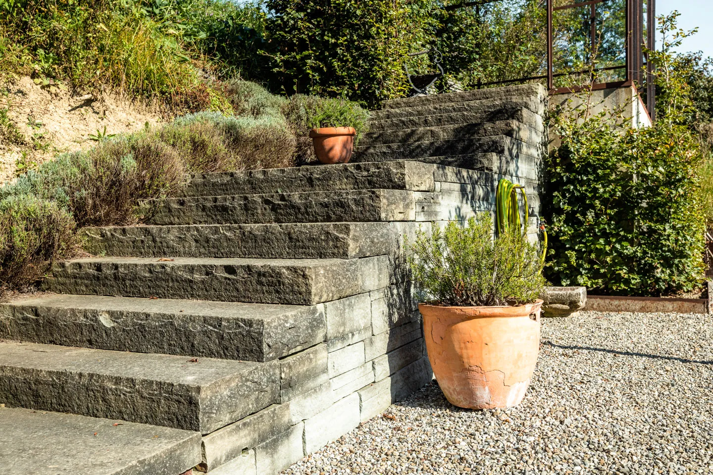 naturstein-treppe vom gartenbauer