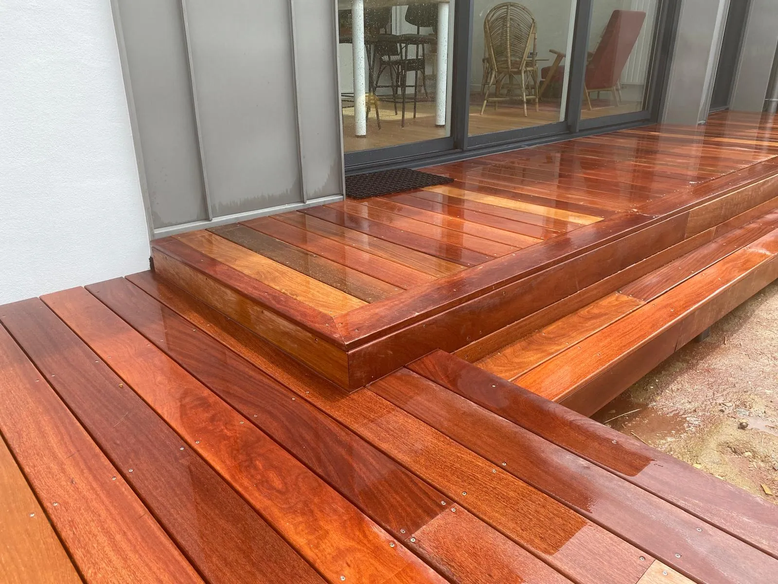 Terrasse extérieure en bois neuve, aux couleurs vives.