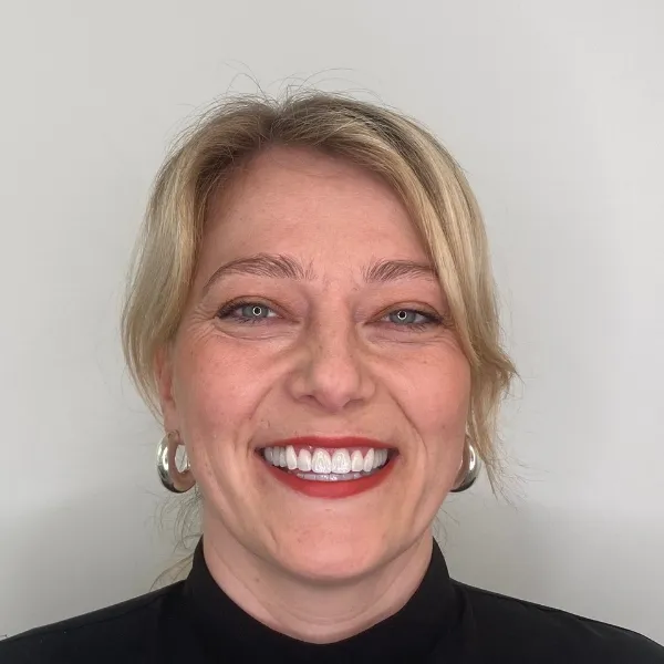 Nahaufnahme einer lächelnden Frau mit perfekten und weißen Zähnen, nach einer Veneers Behandlung