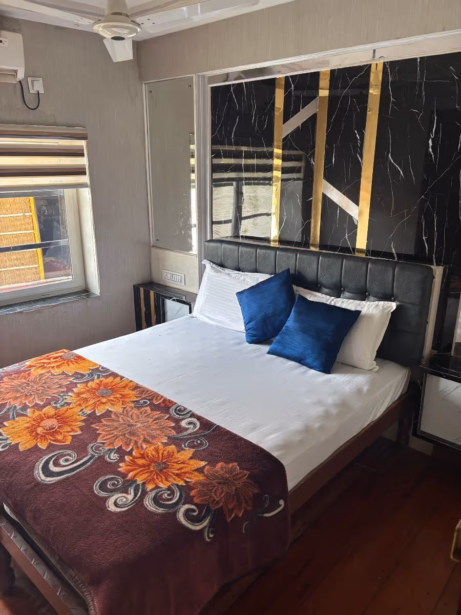 gao year india volunteering abroad accommodation on a floating boathouse in western ghats