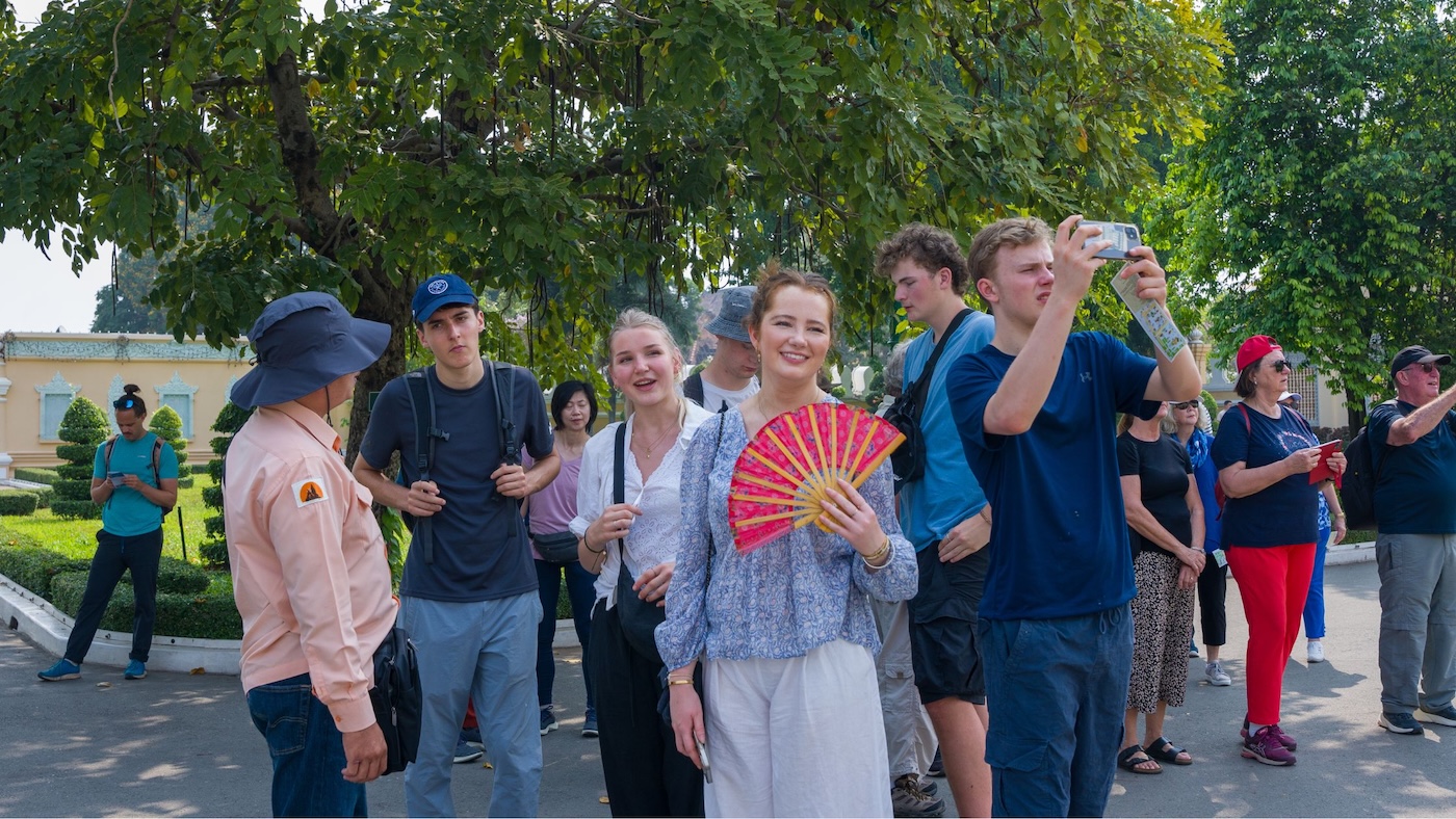 gap year cambodia students on group tour with volunteering