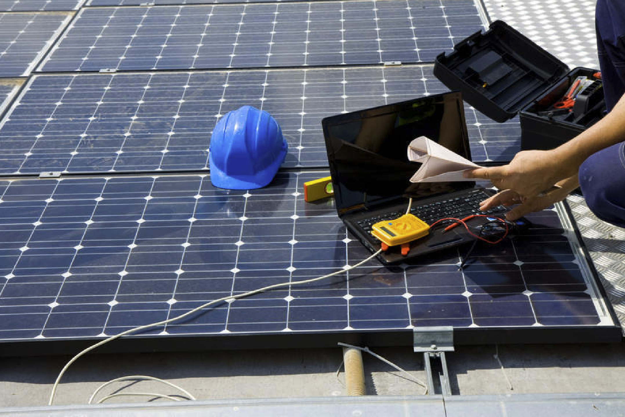 Dépannage photovoltaïque à Clermont-Ferrand : qui appeler en cas de panne solaire ?