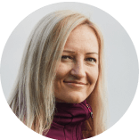 Lächelnde Frau mit blondem Haar – echte Stimme aus dem 240Faces-Programm