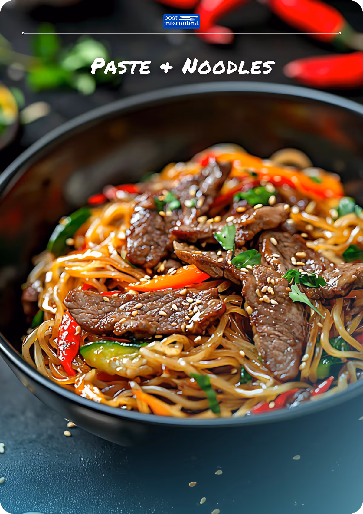 Bol cu paste și tăiței prăjiți cu felii de carne de vită, ardei roșu, legume și semințe de susan.