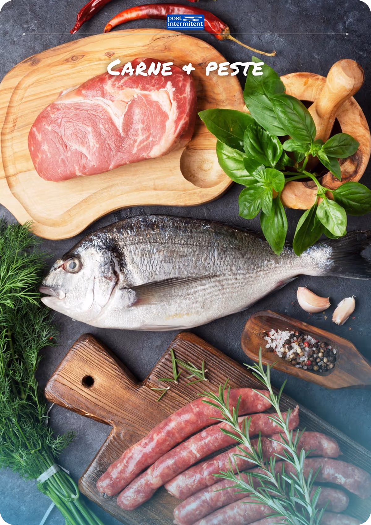 Carne, pește și cârnați cruzi pe tocătoare din lemn, înconjurați de ierburi proaspete, usturoi și condimente.